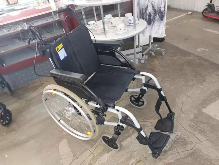 60€ Rollstuhl von Breezy Rubis gepflegt