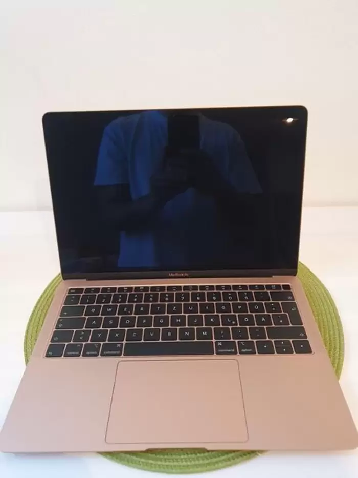 MacBook Air 13 -> Model A1932 Gold -> Top Zustand
