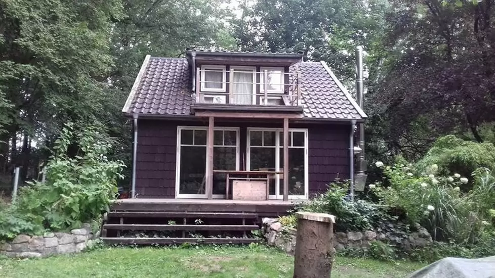 Holz-Wochenendhaus als Baumaterial mit Türen Fenster Ofen Treppe usw.